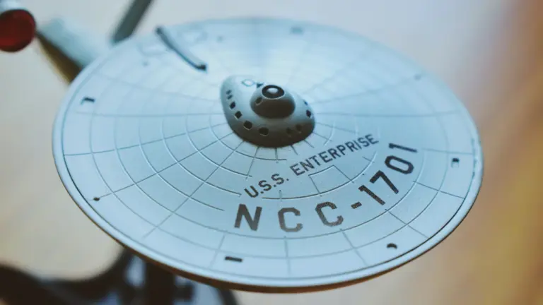 Ein detailreiches Modell der USS Enterprise NCC-1701 aus der Science-Fiction-Serie Star Trek.