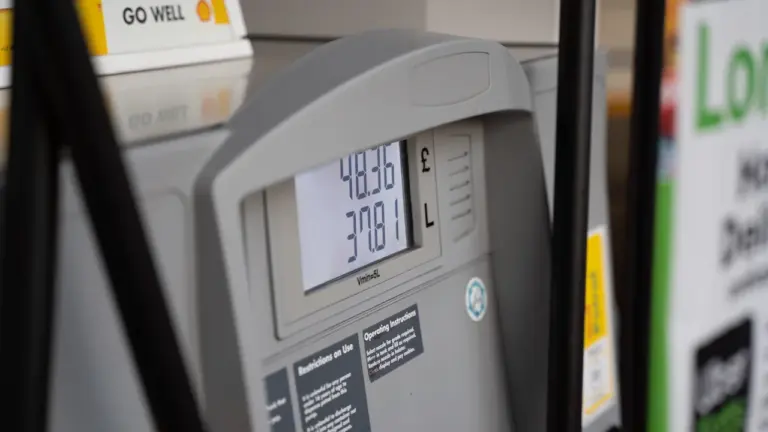 Nahaufnahme einer Zapfsäule an einer Tankstelle mit digitalem Display und Preisanzeige.