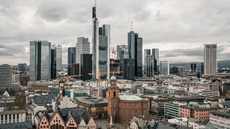 Blick auf die Architektur und Gebäude im Stadtzentrum von Frankfurt am Main.