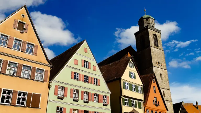 Traditionelle Fachwerkhäuser in einer historischen deutschen Altstadt bei blauem Himmel.