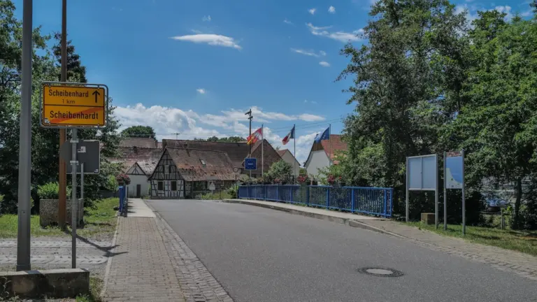 Grenzschild an einer deutschen Straße, das die Einreise nach Frankreich symbolisiert.