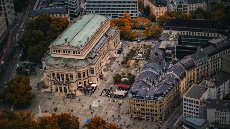 Luftaufnahme der Alten Oper Frankfurt mit dem umliegenden Opernplatz bei Tageslicht.