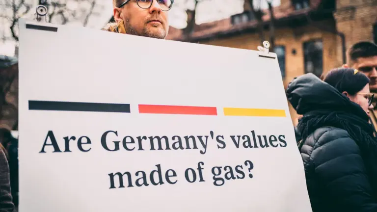 Ein Demonstrant hält ein Plakat mit der Frage nach Deutschlands Werten und Gas.