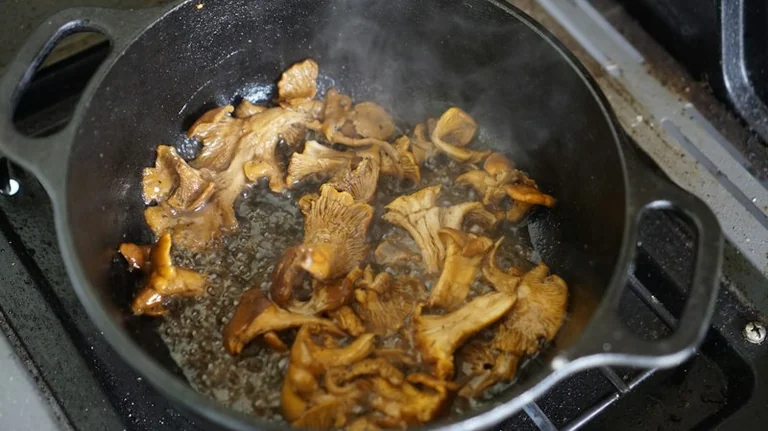 Kartoffelpfanne mit Pfifferlingen: Pilze knusprig braten