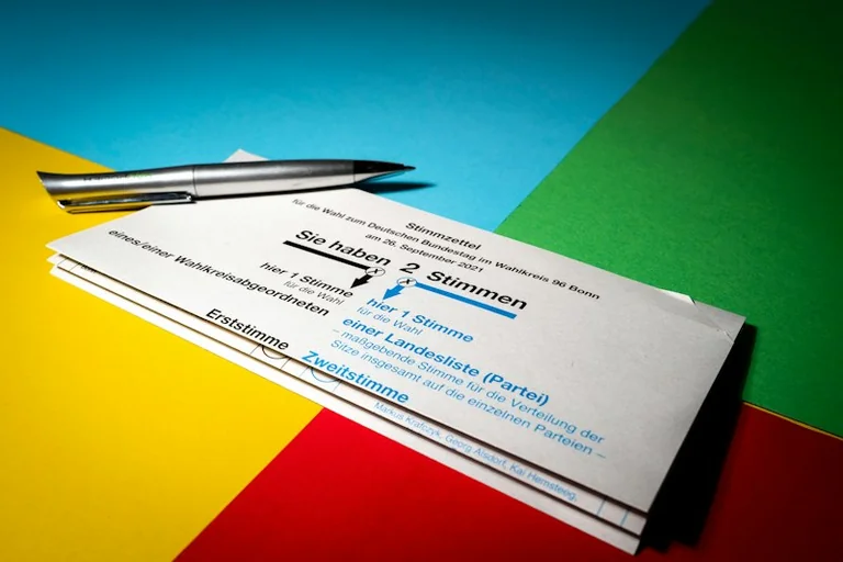 Kommunalwahl in Niedersachsen: Wahllokal, Ausweis und Stimmzettel