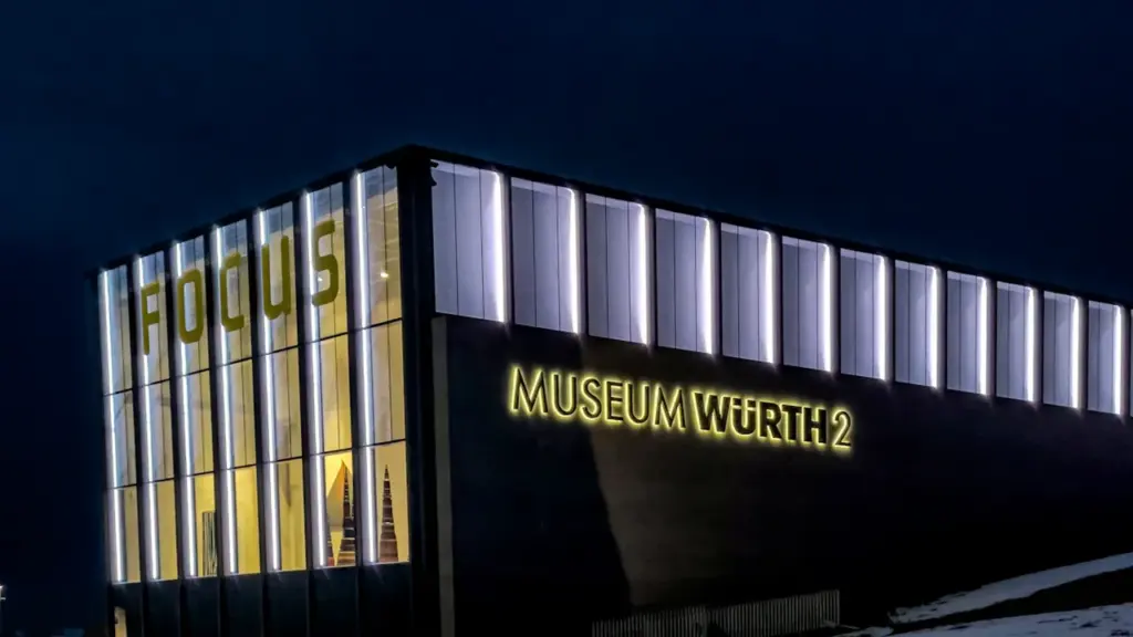 Das moderne Museum Würth 2 in Deutschland bei stimmungsvoller Abendbeleuchtung.