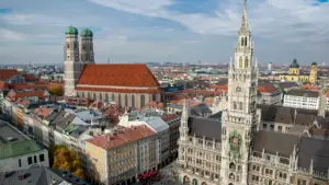 Luftaufnahme der Münchner Altstadt bei Tageslicht mit Blick auf historische Gebäude.
