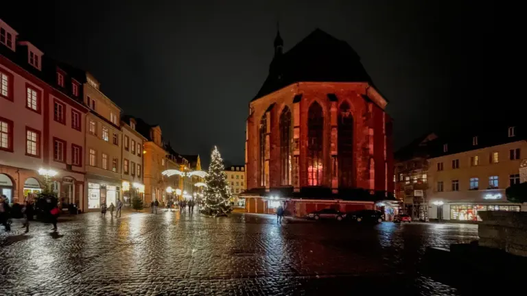 Historische Altstadt mit gepflasterten Straßen bei Nacht, passend zu einer abendlichen Stadtführung in Regensburg.