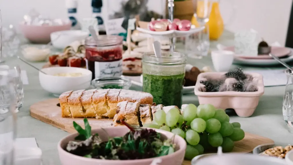 Ein reich gedeckter Frühstückstisch mit Brot, Weintrauben und verschiedenen Beilagen zum Brunch.