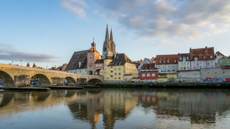 Panoramablick auf den Regensburger Dom und die historische Altstadt an der Donau.