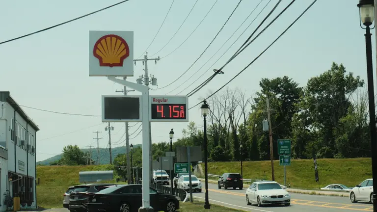 Eine Shell-Tankstelle an einer Straße mit vorbeifahrenden Autos bei Tageslicht.
