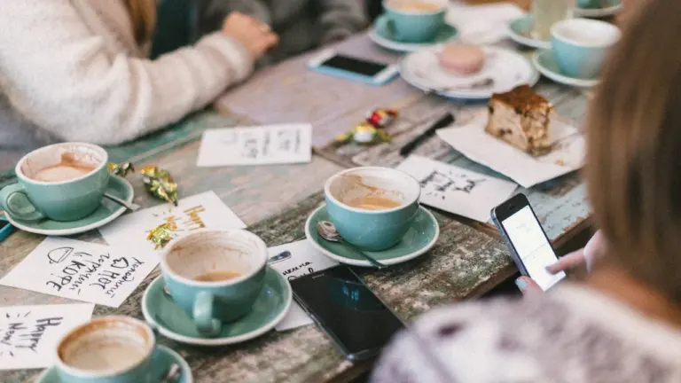 Freunde sitzen in einem Berliner Café zusammen bei Kaffee und Gespräch