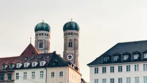 Luftaufnahme des historischen Zentrums von München bei hellem Tageslicht.