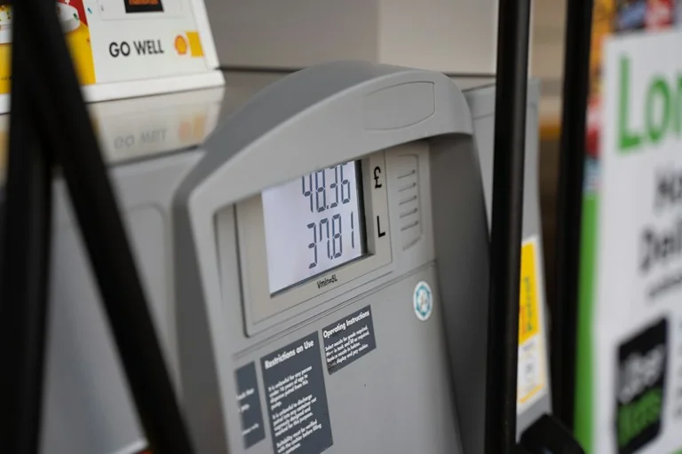Tanken zum 3. Oktober: So vergleichen Sie Preise auf Ihrer Strecke